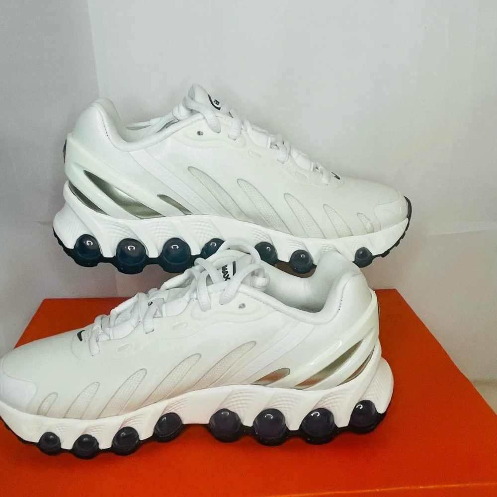 New Nike Air Max DN8 Sail and Black- Fossil Athletic Sneakers Women size 5